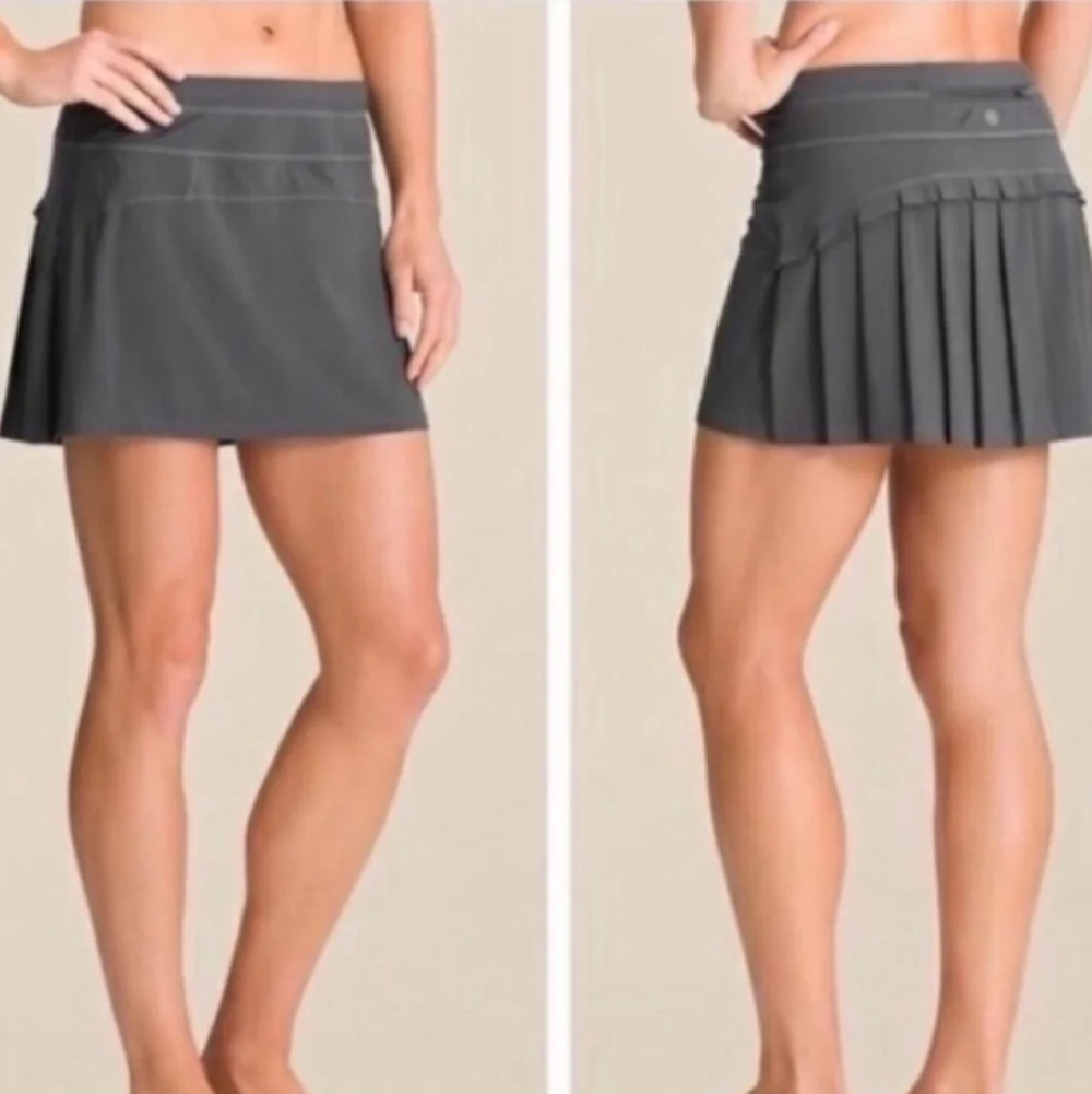 Athleta Dark Gray Runaround Skort Size Medium Golf Tennis Pickleball
